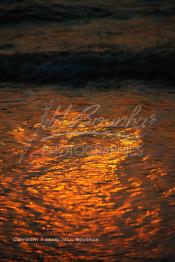 Image du Maroc Professionnelle de  Un magnifique coucher de soleil sur la plage de Souiria Lekdima à 30 Km au sud de Safi, dans cette splendide région du Maroc sur l'océan atlantique. De nombreux européens profitent des joies de la mer sur cette plage un peu désertée par les marocains, le 17 Août 2003. (Photo / Abdeljalil Bounhar)